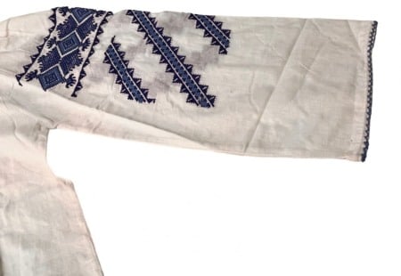 Ie traditionala , alba, broderie romb albastra, femei [1]