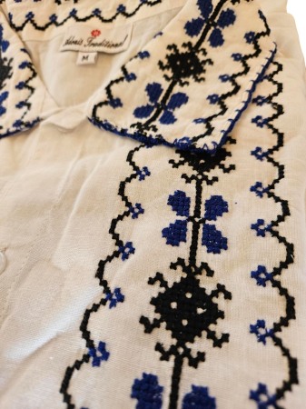 Ie traditionala, alba, model traditional, broderie albastra, barbati [1]