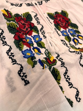 Ie traditionala fete, alba, broderie cu flori multicolor [2]
