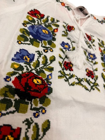 Ie traditionala fete cu maneci bufante, alba, broderie cu flori multicolor [2]