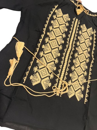 Ie traditionala, neagra, broderie cu motiv traditional auriu, femei [1]