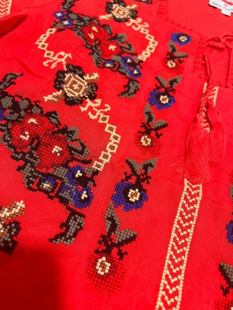 Ie traditionala, rosie, broderie cu motiv floral multicolor, femei [2]
