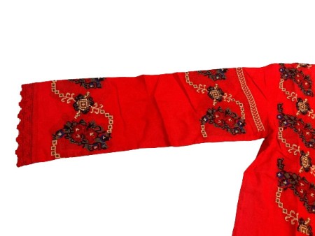 Ie traditionala, rosie, broderie cu motiv floral multicolor, femei [1]