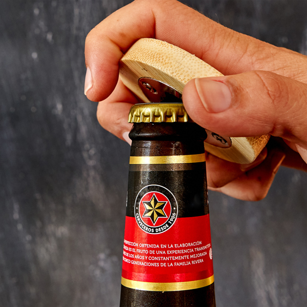 Deschizător magnetic din bambus cu funcție de suport. [3]