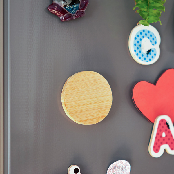 Deschizător magnetic din bambus cu funcție de suport. [2]