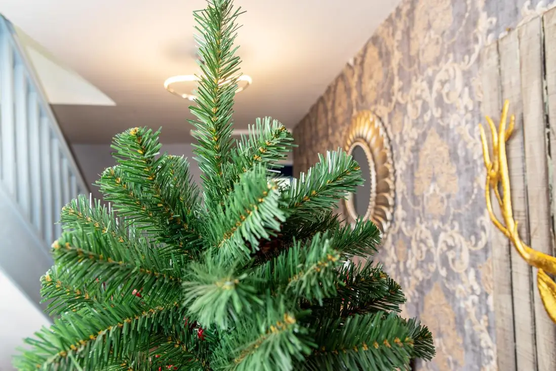 Brad Artificial Deluxe 180 cm cu Conuri și Fructe Roșii – Decor Natural și Elegant pentru Crăciun [2]