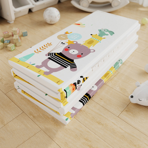 Covoras de joaca pliabil de dimensiuni 200cm x 180cm x 20 mm, care ofere o experienta captivanta si educativa pentru copii [1]