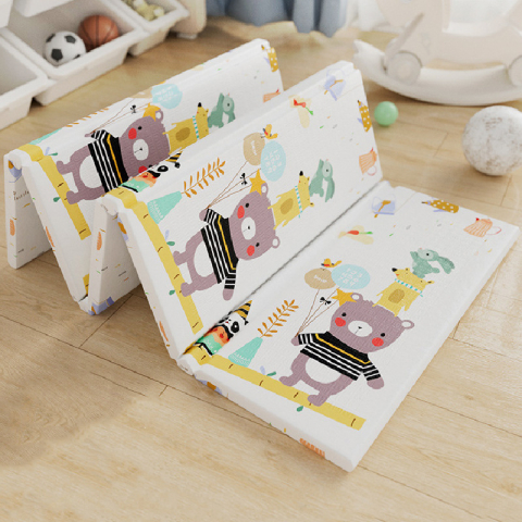 Covoras de joaca pliabil de dimensiuni 200cm x 180cm x 20 mm, care ofere o experienta captivanta si educativa pentru copii [3]