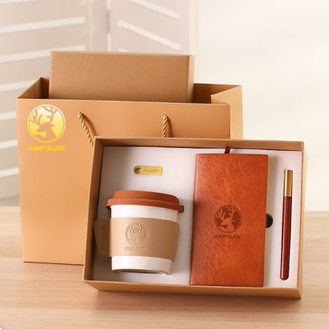 Seturi pentru cadouri - Set Cadou Business Elegant – Agenda Premium, Cana Termica si Pix Metalic Maro deschis