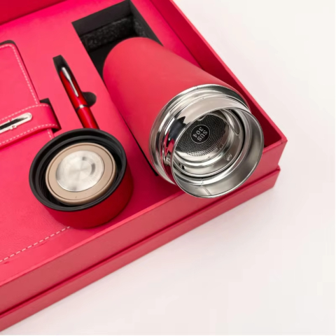 Cadouri inspirate - Set Cadou Premium pentru Birou – Agenda,  Pix si Termos Elegant Rosu