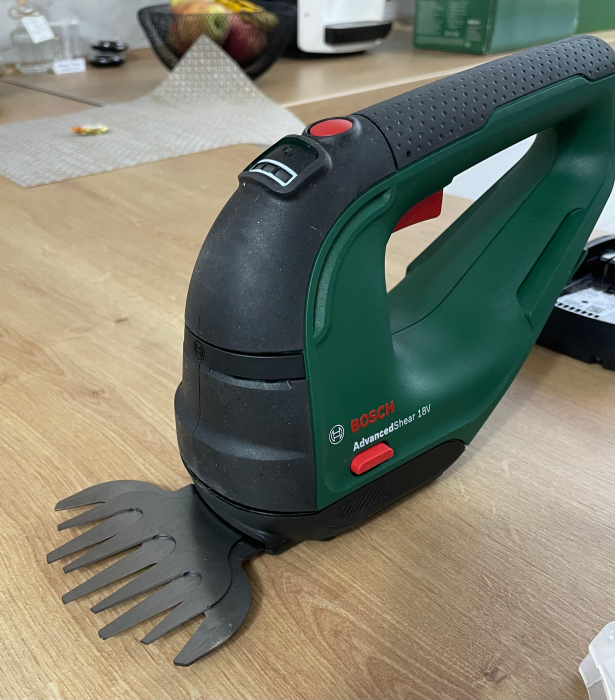 Bosch AdvancedShear 18V-10 – Foarfecă electrică iarbă și gard viu [3]