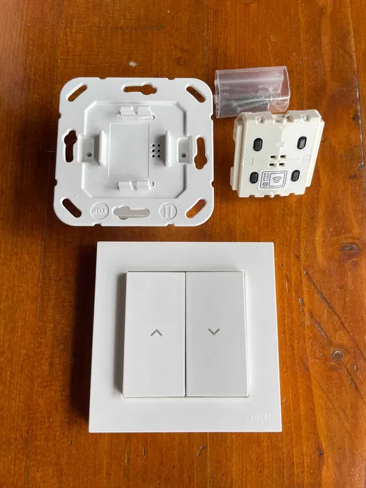 Controlează-ți rulourile sau jaluzelele direct din telefon sau cu comenzi vocale cu Eve Smart Shutter Controller – întrerupător inteligent, compatibil Apple HomeKit, construit pe tehnologia Thread pen [1]