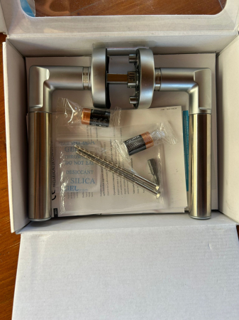 Maner digital de usa Assa Abloy pentru usile camerei cu cod PIN [1]