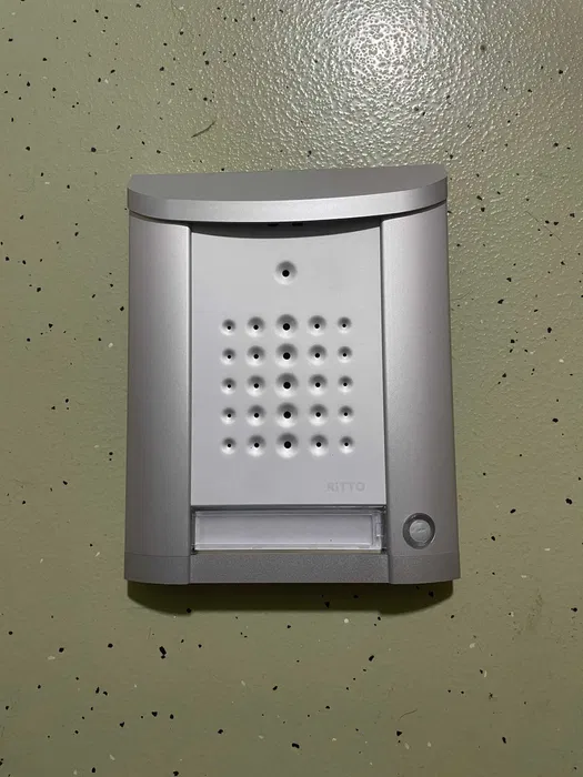 Vând stație de ușă Ritto Entravox 1840120, cu 1 buton de apelare, culoare argintie, în stare bună, perfect funcțională. A fost utilizată într-un sistem de interfon funcțional, dar s-a schimbat întreag [1]