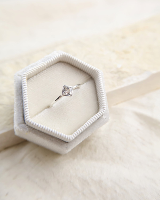 inel-edge-geometric-argint-925-cristale-zirconia-design-modern-minimalist-bezel-nobelini [3]
