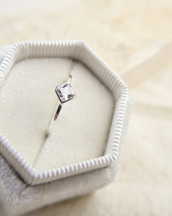 inel-edge-geometric-argint-925-cristale-zirconia-design-modern-minimalist-bezel-nobelini [4]