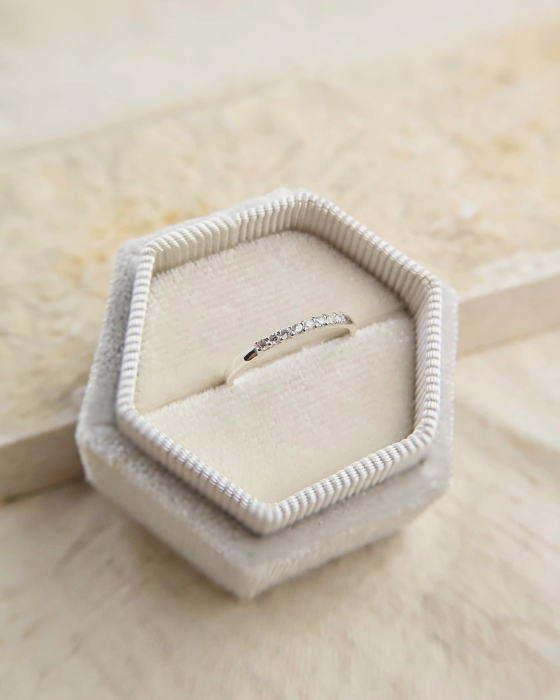 inel-minimalist-subtire-argint-925-cu-cristale-zirconia-design-minimalist-nobelini [3]