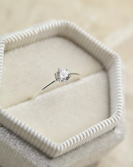 inel-solitaire-argint-925-cu-piatra-cubic-zirconia-minimalist-elegant-nobelini [5]