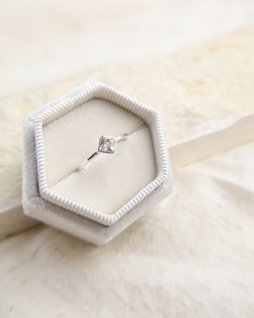 inel-edge-geometric-argint-925-cristale-zirconia-design-modern-minimalist-bezel-nobelini [2]