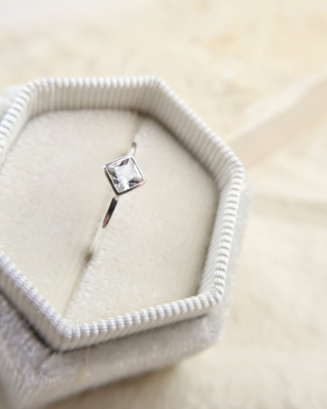 inel-edge-geometric-argint-925-cristale-zirconia-design-modern-minimalist-bezel-nobelini [3]
