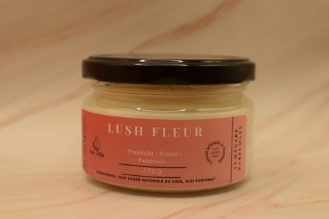 Lumânări Colecția Clasică - Lumanare parfumata soia Lush Fleur - Trandafir, Frezie, Pacthouli, ceara naturala, handmade