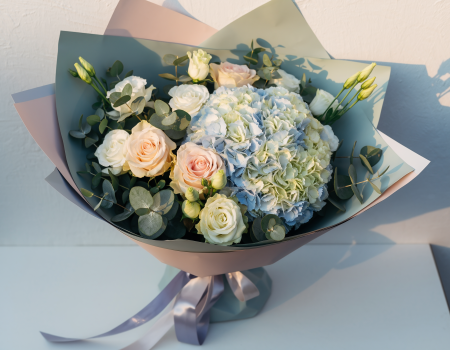 Mix - Buchet hortensii albastre trandafiri lisianthus