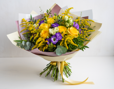 Mix - Buchet galben alb trandafiri lisianthus solidago