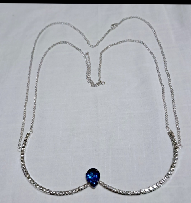 Lant argintiu, pentru decolteu, pentru tinutele de club, cu piatra centrala in forma de inima, culoare albastra.One size [1]
