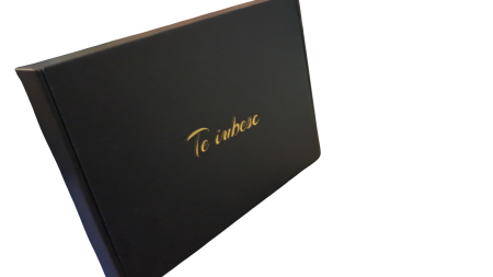 Cutie romantica cadou, costum scolarita M-INTL, 9 lumanari inima roz, petale trandafir rosii si albe [2]