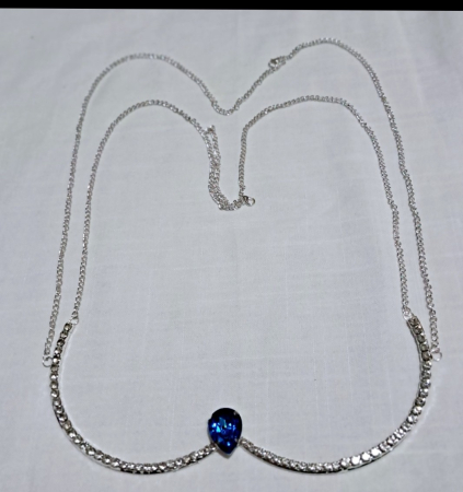 Produse EmagMarketplace - Lant argintiu, pentru decolteu, pentru tinutele de club, cu piatra centrala in forma de inima, culoare albastra.One size