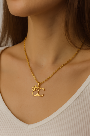 CADOURI PERSOANA IUBITA - Lănțișor  cu inițiala ,,C,, pentru damă , din oțel inoxidabil  placat cu aur de 18K
