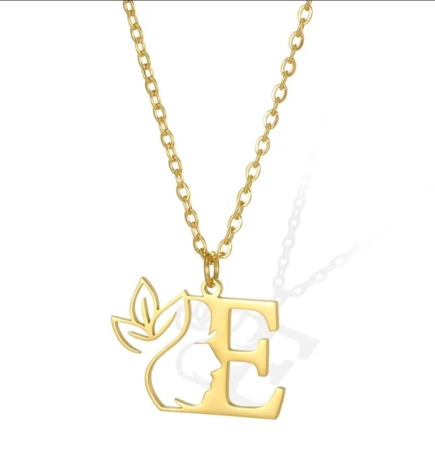 Lănțișor  cu inițiala ,,E,, pentru damă , din oțel inoxidabil  placat cu aur de 18K [1]
