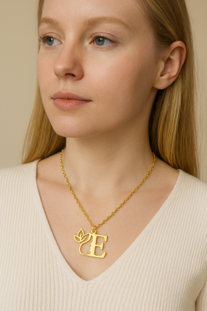 BIJUTERII PLACATE CU AUR - Lănțișor  cu inițiala ,,E,, pentru damă , din oțel inoxidabil  placat cu aur de 18K