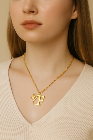 CADOURI PERSOANA IUBITA - Lănțișor  cu inițiala ,F,, pentru damă , din oțel inoxidabil  placat cu aur de 18K