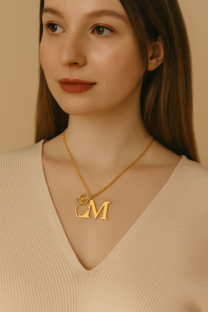 CADOURI PERSOANA IUBITA - Lănțișor  cu inițiala ,,M,, pentru damă , din oțel inoxidabil  placat cu aur de 18K