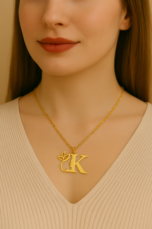 BIJUTERII PLACATE CU AUR - Lănțișor  cu inițiala ,,K,, pentru damă , din oțel inoxidabil  placat cu aur de 18K