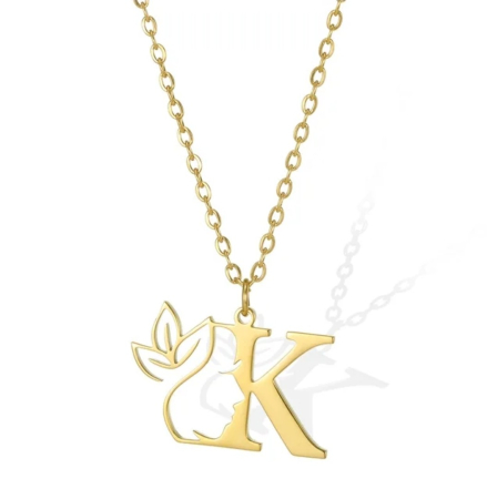Lănțișor  cu inițiala ,,K,, pentru damă , din oțel inoxidabil  placat cu aur de 18K [1]