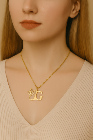CADOURI PERSOANA IUBITA - Lănțișor  cu inițiala ,,G,, pentru damă , din oțel inoxidabil  placat cu aur de 18K