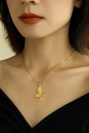 CADOURI PERSOANA IUBITA - Lantisor dama din otel inoxidabil,  placat cu aur 18k, delicat, cu pandantiv fluturas