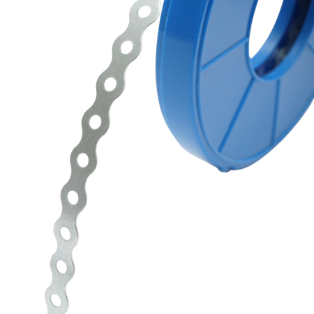 DISMC06 – bandă metalică perforată 12x0.7mm, rolă 10m, găuri Ø5mm. [3]