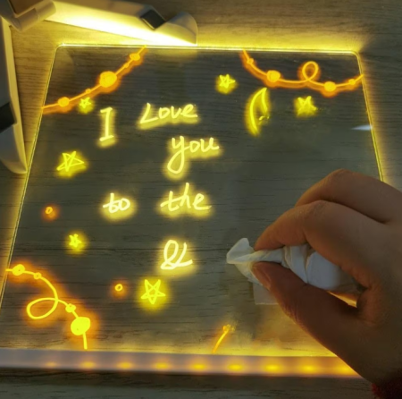 Auxiliare - Tabla interactiva cu iluminare LED, 30x20cm, cu suport, arilica si reutilizabila, markere colorate – pentru mesaje, desene si decoratiuni