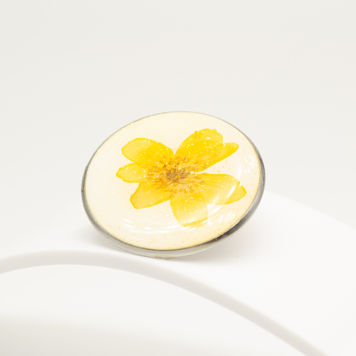 Sunny Day – Mărțișor bijuterie cu floare galbenă și splash de glitter gold [5]