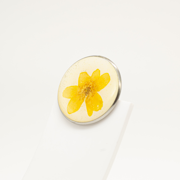 Sunny Day – Mărțișor bijuterie cu floare galbenă și splash de glitter gold [6]