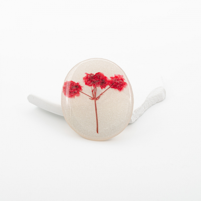 ESSENCE - Brosa pin cu imortele rosii [2]