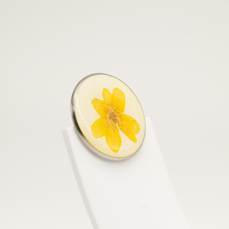 Sunny Day – Mărțișor bijuterie cu floare galbenă și splash de glitter gold [6]