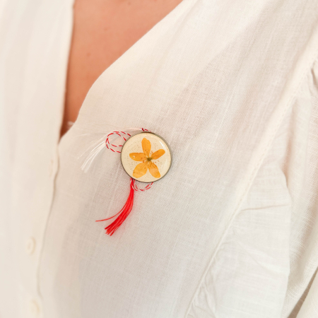 Sunny Day – Mărțișor bijuterie cu floare galbenă și splash de glitter gold [2]