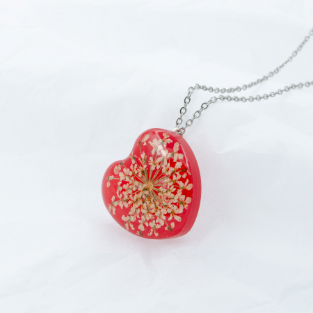 JUST LOVE - Colier în forma de inimă cu floare naturală Dacus Carota Coliere - JUST LOVE - Colier în forma de inimă cu floare naturală Dacus Carota