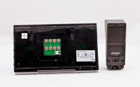 Kit videointerfon 1 familie cu monitor intern de 7" si touchpad [1]
