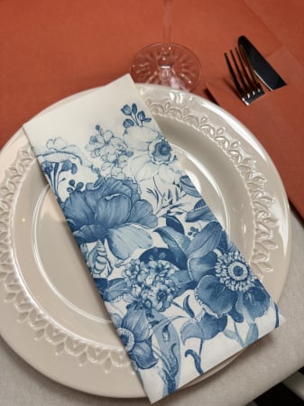 ÜNNEPI SZALVÉTÁK – ESKÜVŐ - Airlaid ünnepi asztali szalvéta – Kék Garden / 48 × 43 cm / 60 db