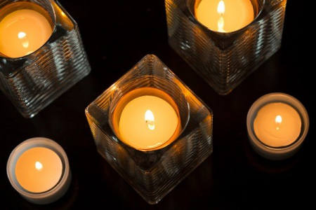 Hengeres gyertya műanyag tégelyben – lila / Ø 5 cm × h 6,5 cm / 1 db   [1]